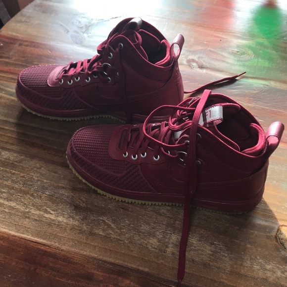 burgundy nike duck boots